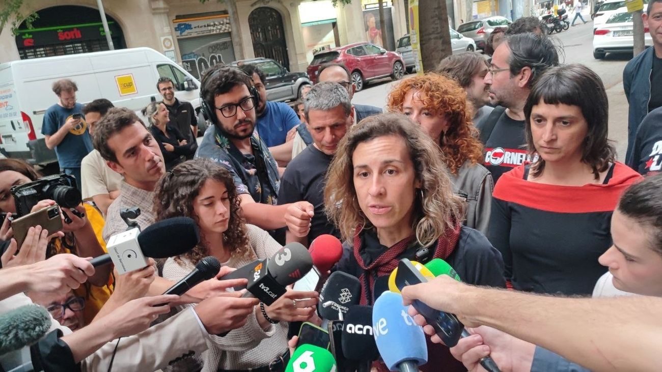 La candidata de la CUP a las elecciones catalanas, Laia Estrada, a la llegada de la sede de su partido
