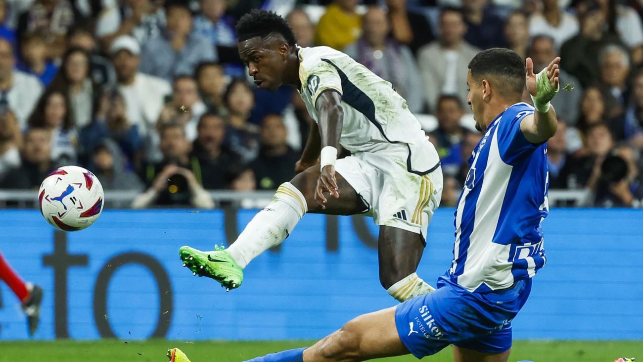 Vinicius Junior chuta para marcar un gol ante el Alavés