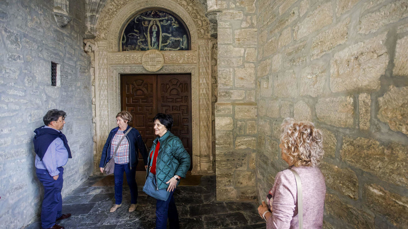 Vecinos de la localidad de Belorado en Burgos esperan el comienzo de una misa, que finalmente no se ha celebrado, en el monasterio de las Clarisas de Belorado