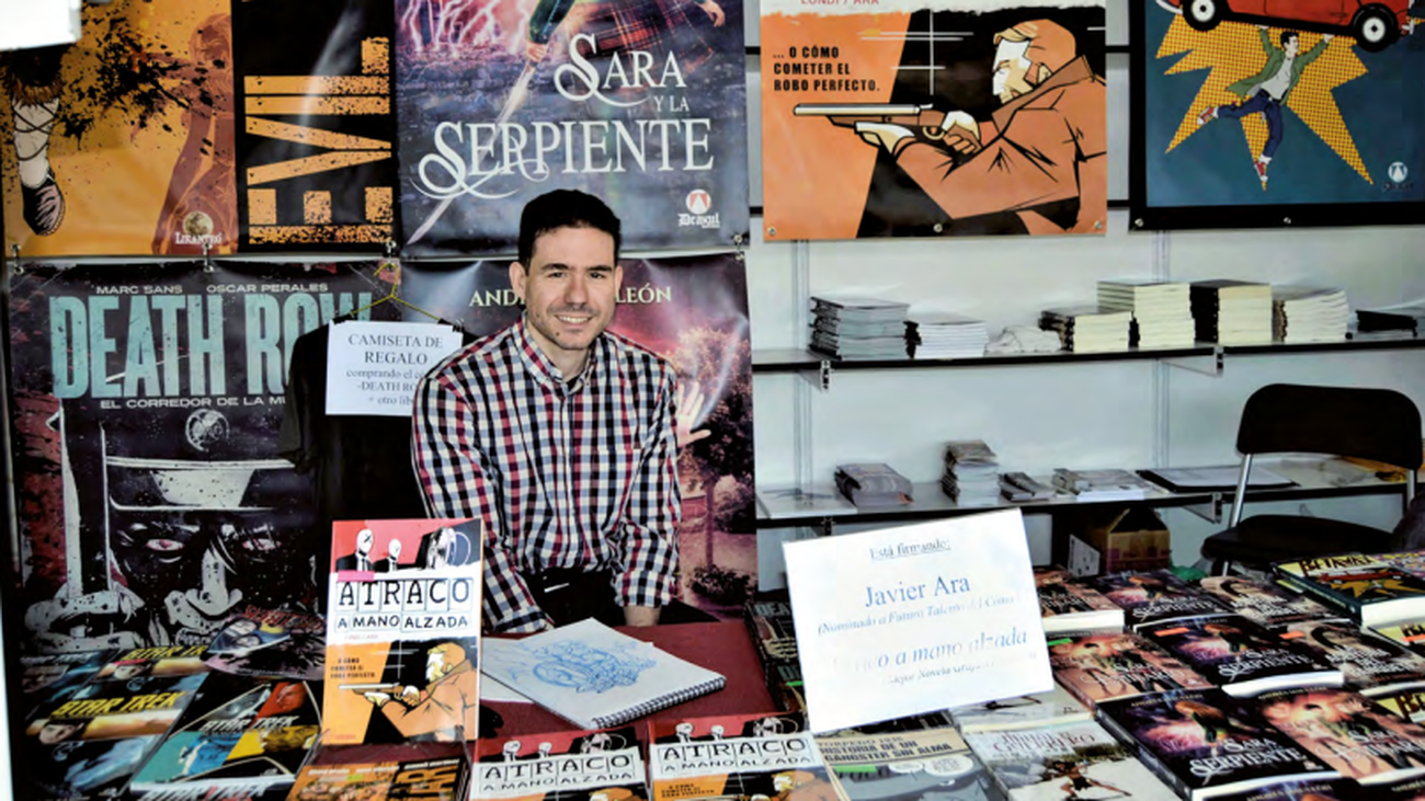 El autor Javier Ara en la firma de libros de la feria fuenlabreña