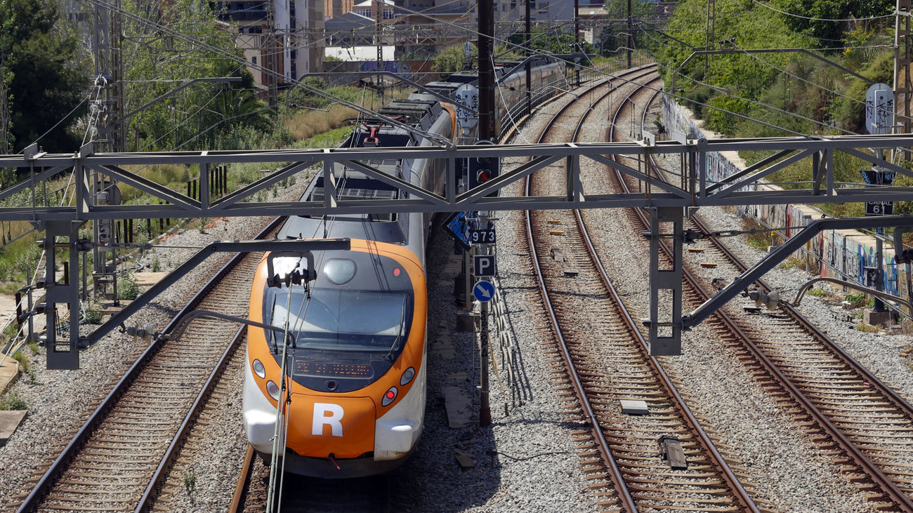 Un tren de Rodalies circula por las vías en L'Hospitalet de Llobregat (Barcelona)