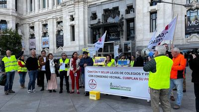Vecinos de Montecarmelo llevan a Cibeles 14.000 firmas contra la ubicación del cantón de limpieza