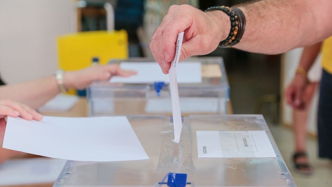 Una persona introduce su voto en una urna electoral