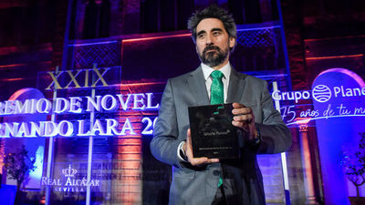 Manel Loureiro gana el Premio Fernando Lara por su novela 'Cuando la tormenta pase'