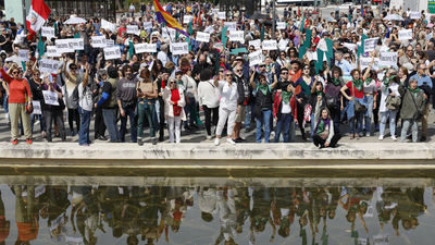 Varios centenares de personas se concentran en Colón contra "el fascismo"