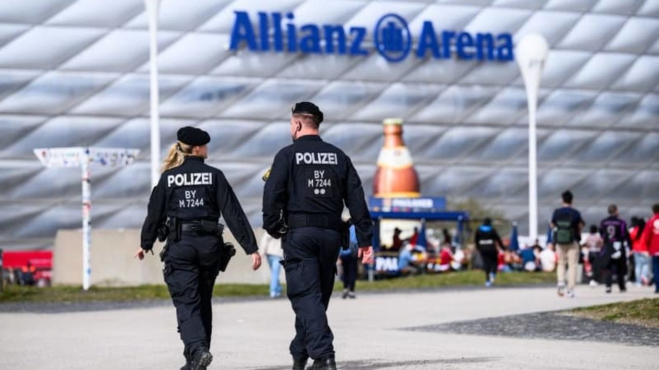 Policía alemana en el exterior del Allianz Arena