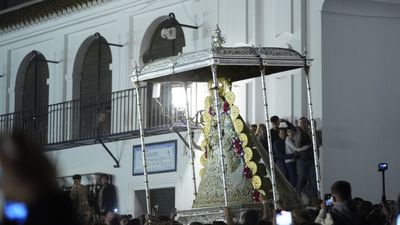 La Virgen del Rocío procesiona por la aldea tras el tradicional salto a la reja