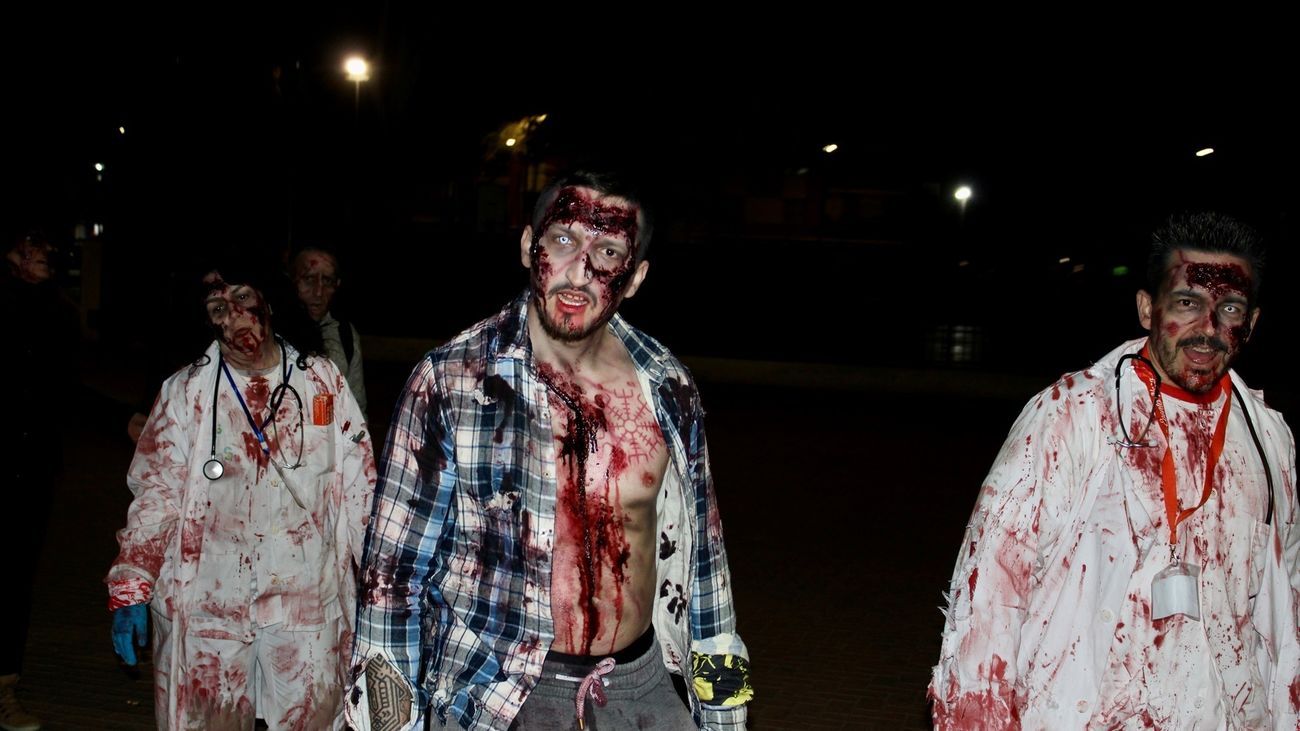 Imagen de archivo de personas disfrazadas de zombies