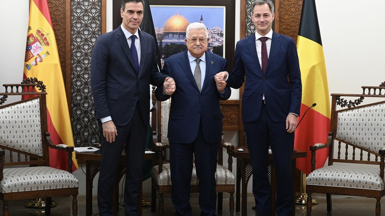 El presidente del Gobierno, Pedro Sánchez, junto al primer ministro de Bélgica, Alexander De Croo y el presidente de la Autoridad Nacional de Palestina, Mahmud Abás,