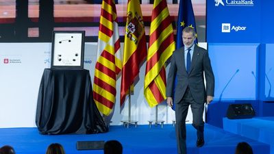 Plantón del Gobierno catalán al Rey en el premio del Círculo de Economía
