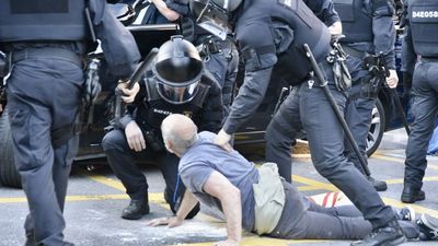 Un detenido en la protesta contra un desfile de Vuitton en Barcelona