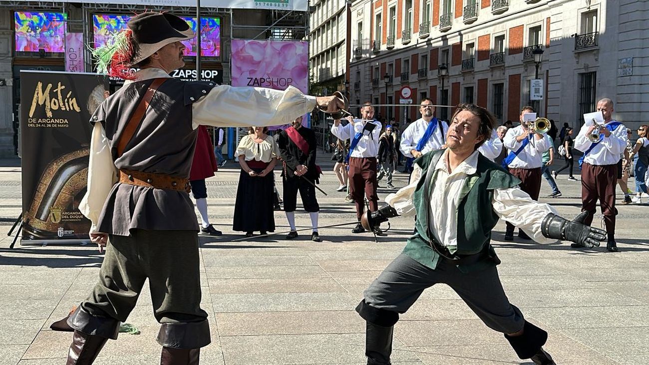 Espadachines argandeños en la Puerta del Sol