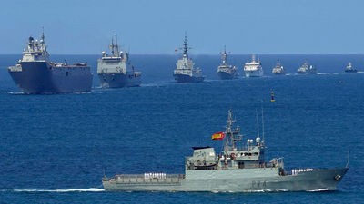 El Rey preside la revista naval en Gijón por el Día de las Fuerzas Armadas