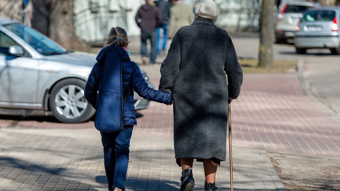 Una mujer pasea con su nieta