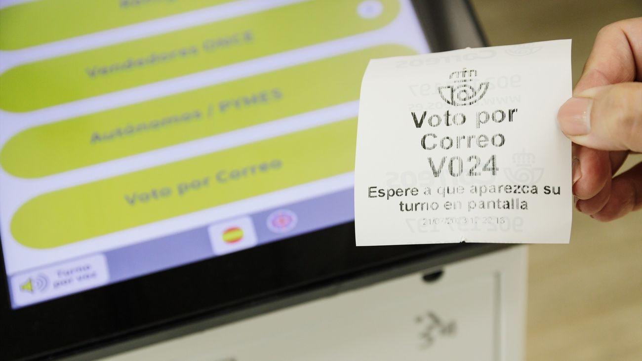Un ticket de turno de voto por correo en una oficina de Correos