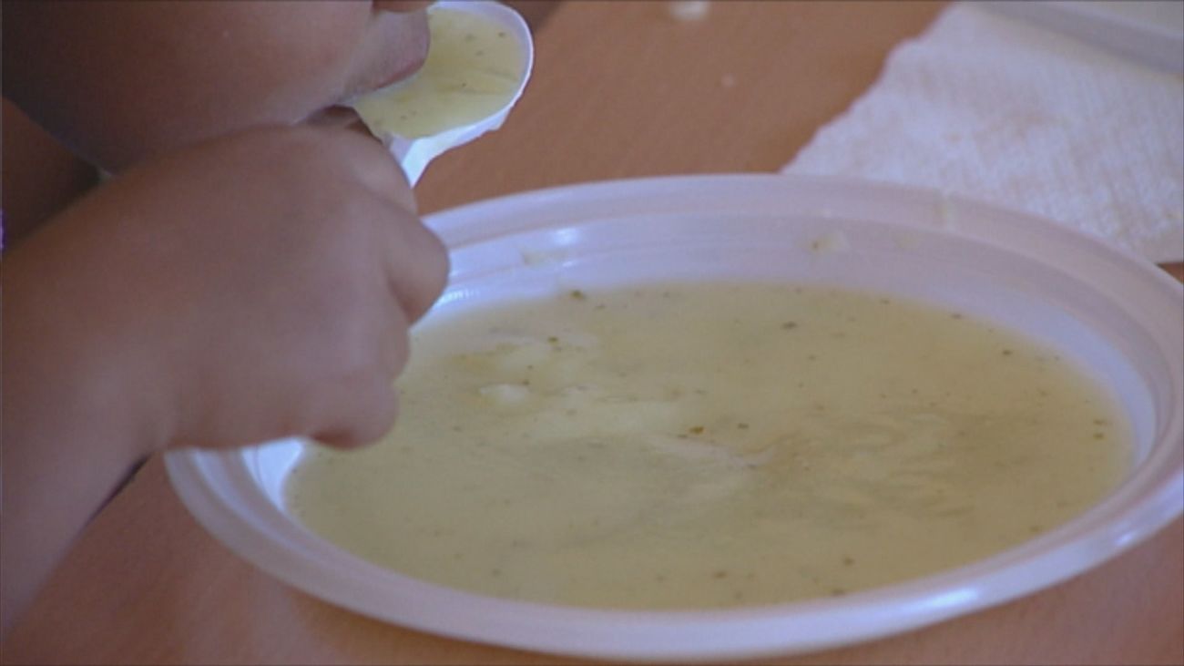 Niño comiendo sopa