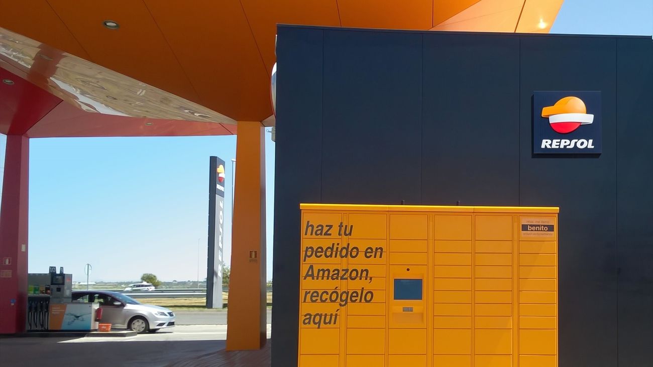 Amazon locker en un estación de servicio