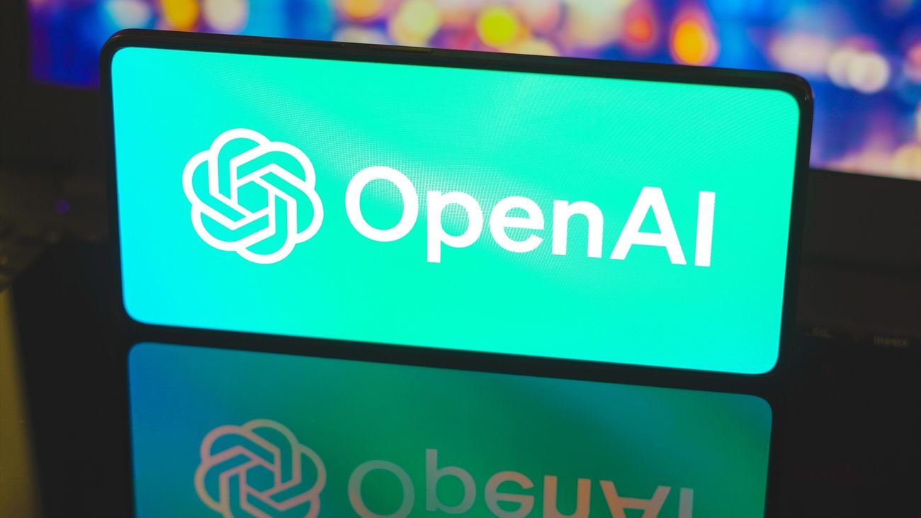 Logo de OpenAI en un móvil