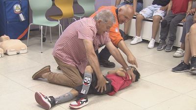 El Samur enseña a abuelos y nietos cómo actuar en caso de emergencia
