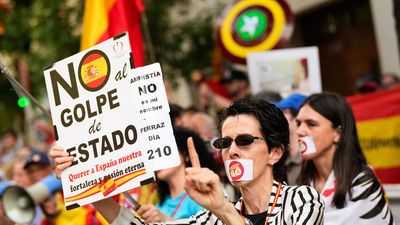 Unas doscientas personas protestan contra la ley de amistía ante la sede del PSOE en Ferraz