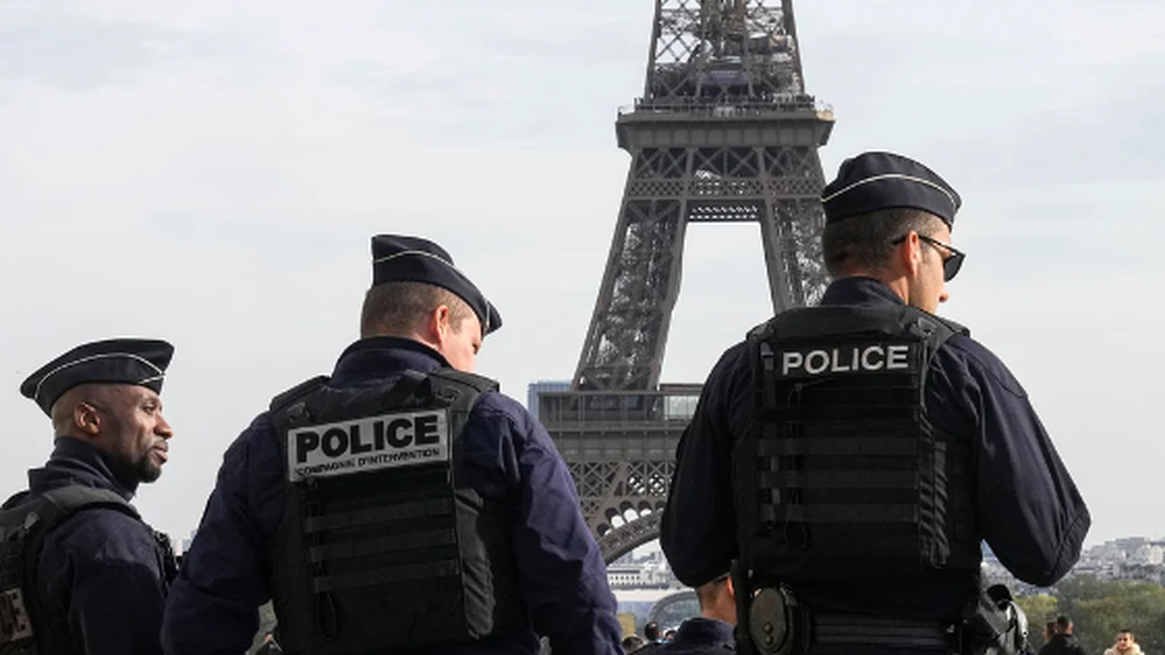Policía francesa ante la Torre Eiffel