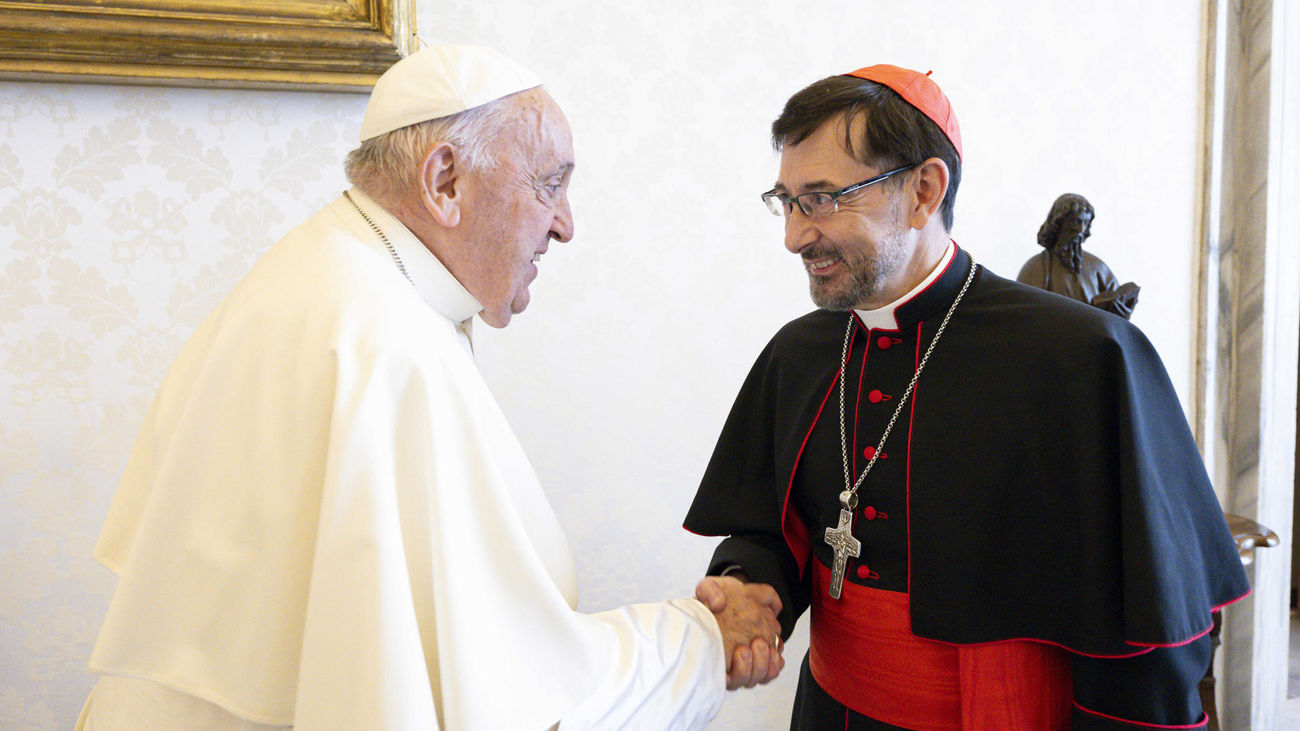 l papa Francisco saluda al vicepresidente de la Conferencia Episcopal Española,José Cobo,