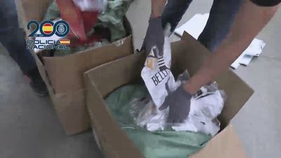 La Policía Nacional se incauta de toneladas de camisetas falsas de clubes de fútbol