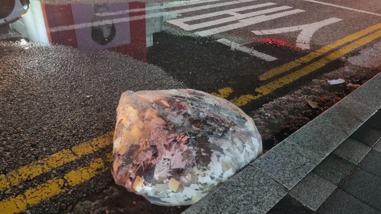 Globos con desechos en una calle en Corea del Sur