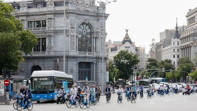 Embajadores de varios países recorren las calles de Madrid para celebrar el Día Mundial de la Bicicleta