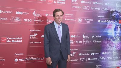 Almeida recibe el premio Hombre del Año de 'Madridiario'