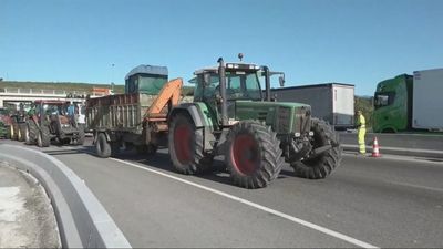 Agricultores españoles y franceses cortan pasos fronterizos entre los dos países por las políticas comunitarias