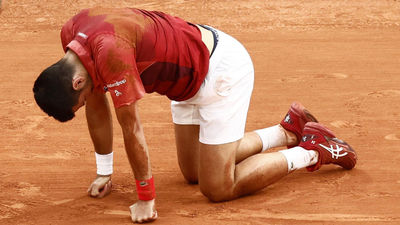 Djokovic se retira de Roland Garros por una lesión de rodilla
