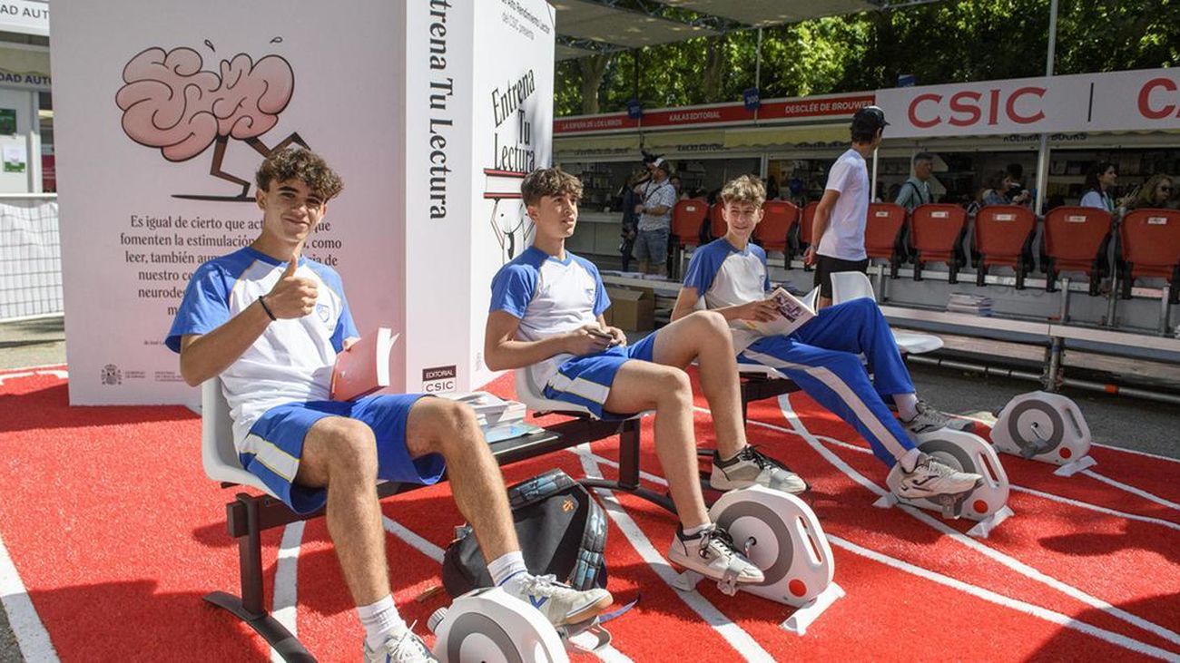 El CSIC instala en la Feria del Libro de Madrid una pista deportiva para 'entrenar' la lectura