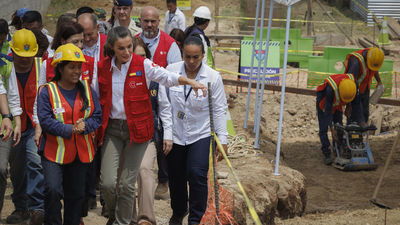 La reina Letizia visita la Escuela Taller Norte en Guatemala, un antídoto contra las maras