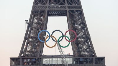 La Torre Eiffel exhibe los 5 aros olímpicos a 50 días del arranque de los Juegos