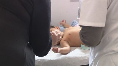 Denuncian a una clínica de Madrid por operar el frenillo sublingual a varios bebés de manera irregular e innecesaria