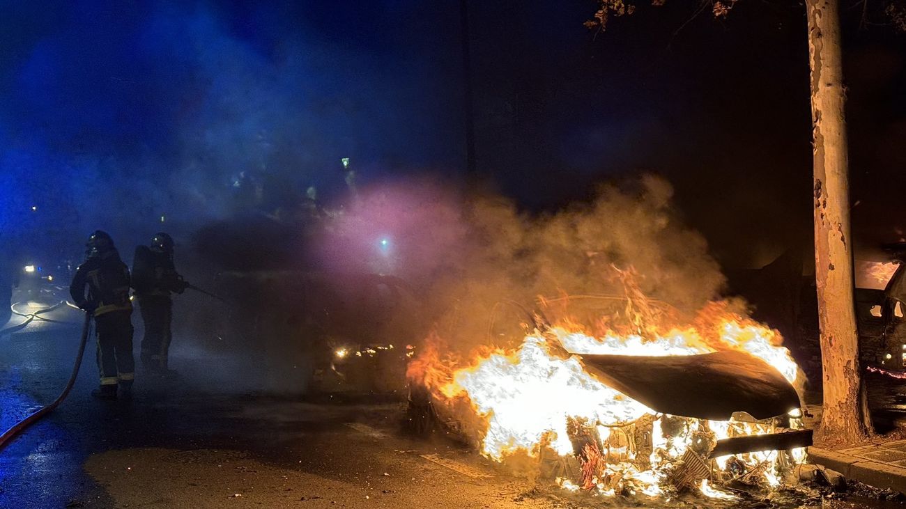 Seis vehículos arden en un incendio en Pozuelo de Alarcón