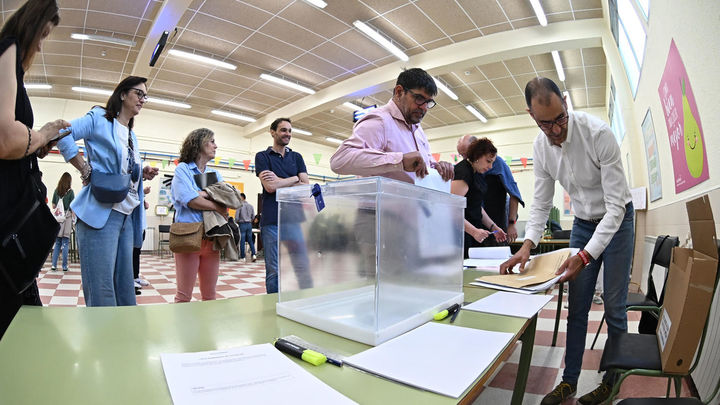 Los miembros de una mesa electoral se preparan para la apertura del colegio electoral de Madrid este domingo