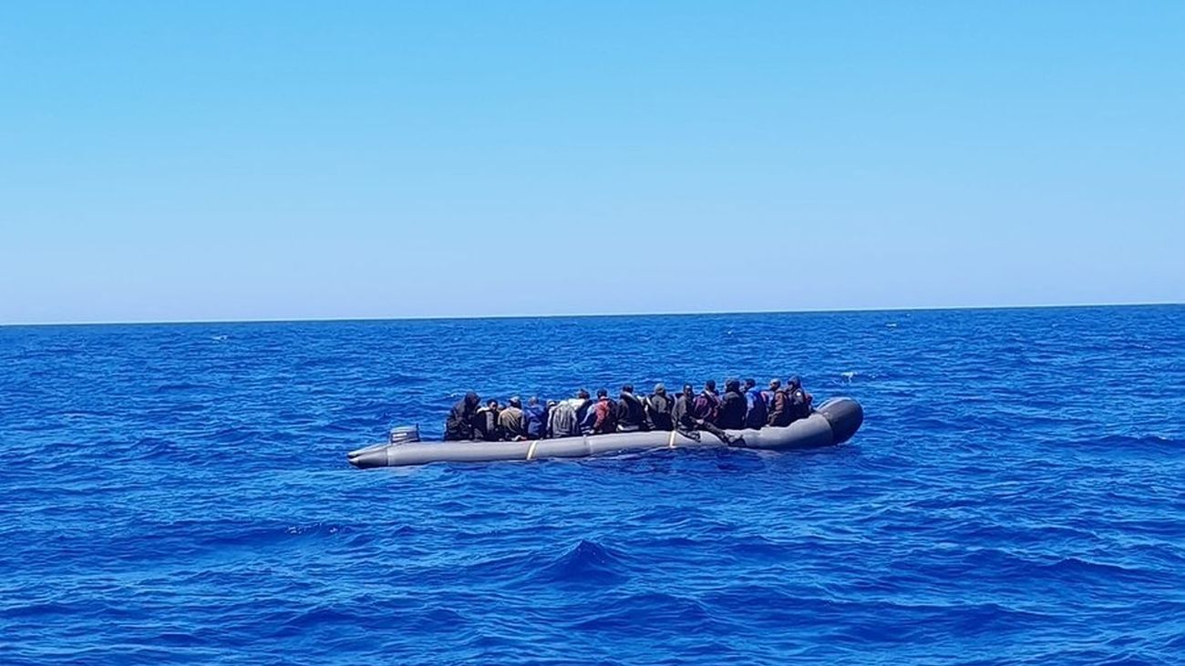 Salvamento Marítimo intercepta una embarcación neumática en aguas de Fuerteventura