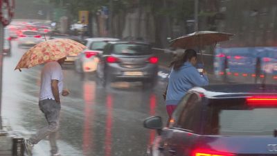 Accidentes y retenciones en las carreteras madrileñas y en la capital por la lluvia
