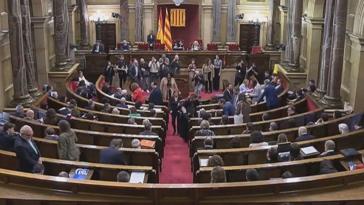 El nuevo Parlamento catalán elige hoy su presidencia sin mayorías claras