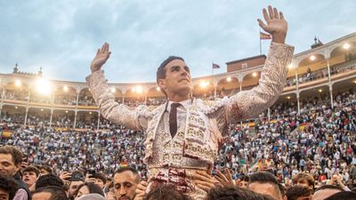 El madrileño Fernando Adrián abre su tercera Puerta Grande consecutiva en Las Ventas en la Corrida de Beneficencia