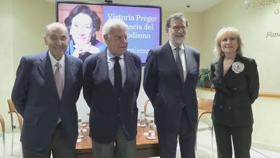 El homenaje a Victoria Prego reúne a Miquel Roca, Felipe González y Mariano Rajoy