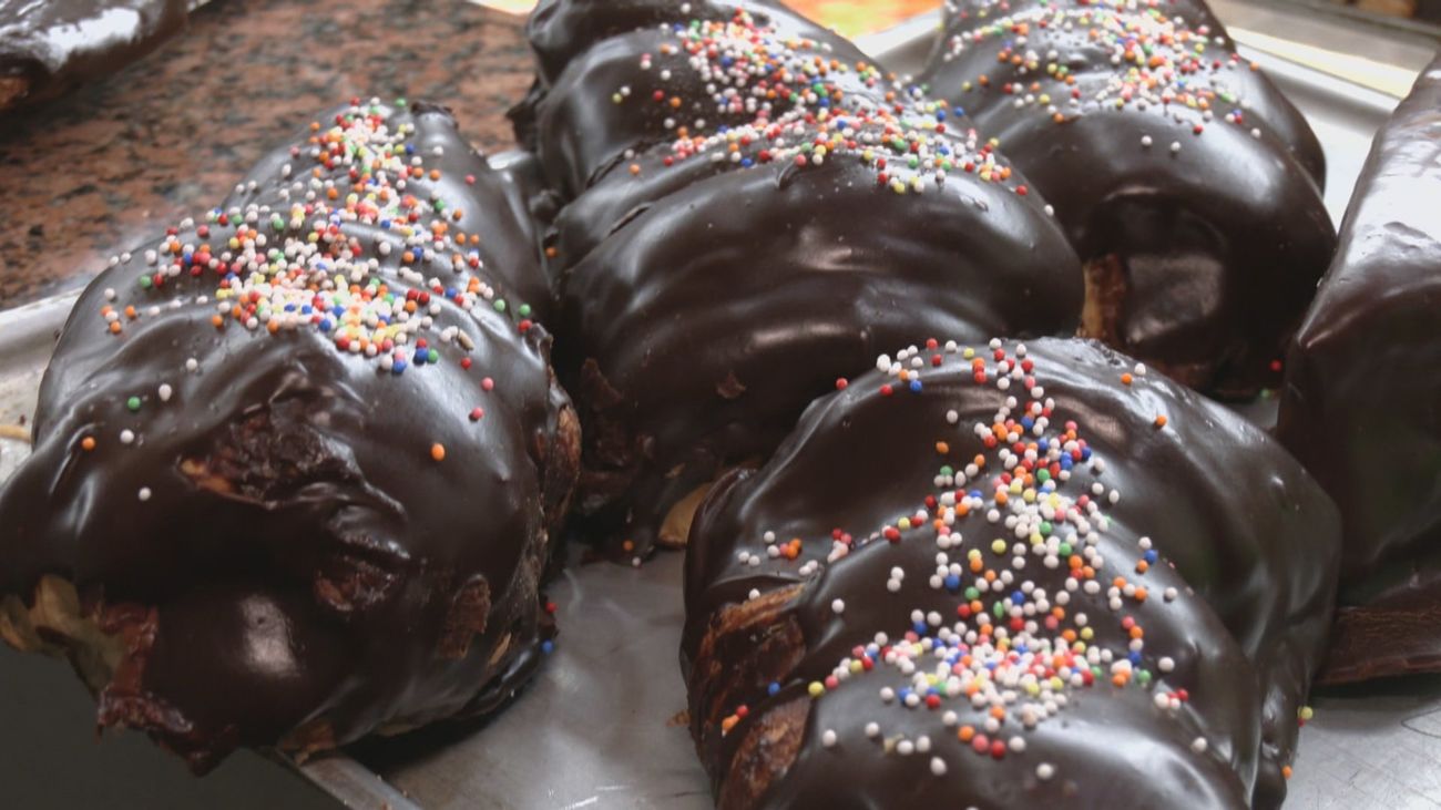 Donuts, palmeras y cruasanes gigantes en una pastelería de Fuenlabrada