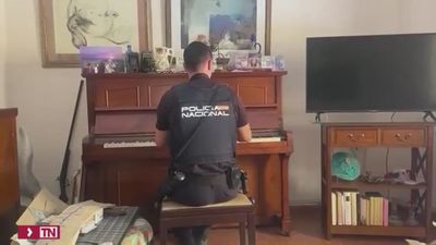 Un policía toca el piano para calmar a una anciana después de un intento de robo