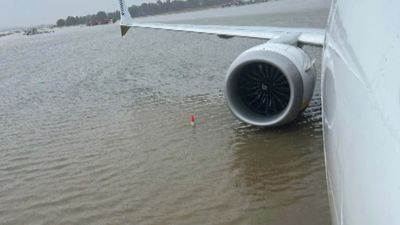 Martes de caos en el aeropuerto de Palma por las fuertes lluvias que han dejado imágenes sorprendentes