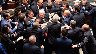 Una pelea en la Cámara de Diputados de Italia termina con un parlamentario evacuado en silla de ruedas