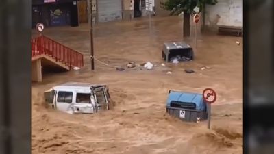 El temporal de lluvia sigue causando estragos: coches flotando en Murcia y un descarrilamiento en Albacete