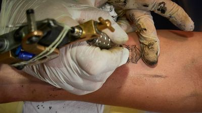 Denuncian el intrusismo y la falta de control en el sector del tatuaje