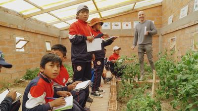Clases de matemáticas en el huerto o la única comida caliente del día, así son los colegios en Bolivia